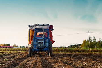 Obraz premium Old Tractor On The Autumn Fields