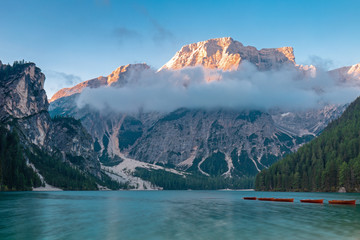 Tagesanbruch im Sp&auml;tsommer am Pragser Wildsee, S&uuml;dtirol 