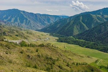Obraz premium Mountain valley with the road below