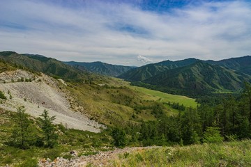 Naklejka premium Mountain valley with the road below