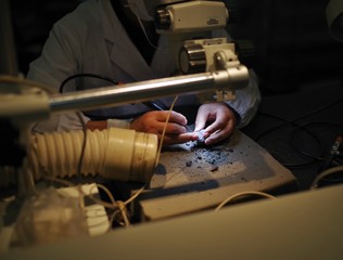 細かい作業をする人