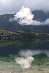 Einzelne Wolke mit Spiegelung in der Wasseroberfläche, See Bohinjsko jezero, Bohinj, Slowenien
