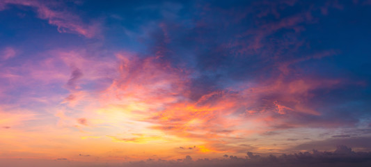 Panorama du coucher de soleil aux Maldives