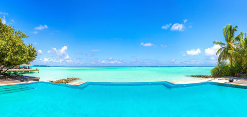 Obraz na płótnie Canvas Swimming Pool in the Maldives