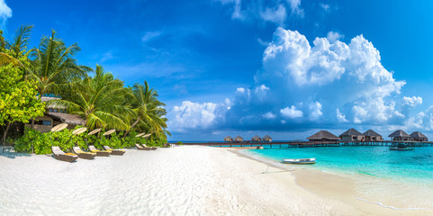 Wooden sunbed in the Maldives - obrazy, fototapety, plakaty