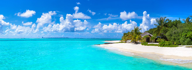 Tropisch strand op de Malediven