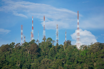 Obraz premium high Frequncies attena radio television on mountain green forrest with blue sky
