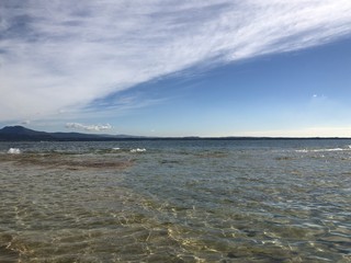 Sirmione, Gardasee, Jamaica beach, Strand im Spätsommer mit chemtrails