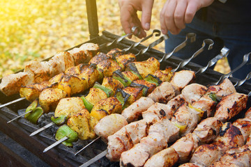 frying meat and green pepper in a roasting pan