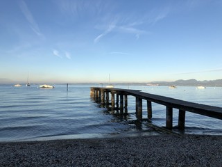 Obraz premium Holzsteg bei Bardolino, Gardasee im Spätsommer