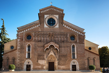 Fototapeta na wymiar Udine cathedral's facade (Duomo di Santa Maria Annunziata)
