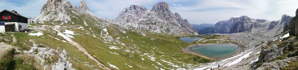 Fototapeta premium Panoramica Tre Cime di Lavaredo e rifugio e Lago Alpino - Dolomiti di Sesto