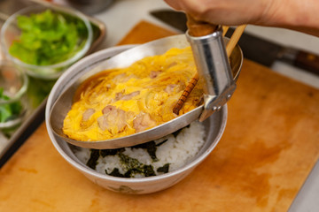 親子丼を作る　親子鍋で煮たら、ご飯を盛った丼にのせる