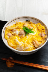 親子丼を作る　完成した親子丼　日本の家庭料理　和食　丼物