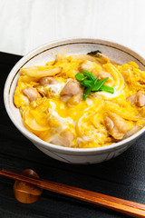 親子丼を作る　半熟に仕上げた親子丼　日本の家庭料理　和食