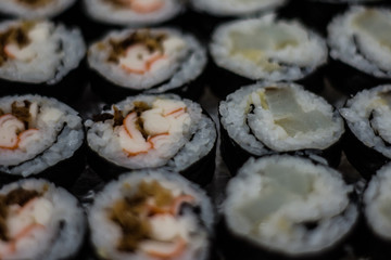 Sushi casero  con arroz, algas, gambas y bacalao