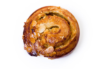 kanelbulle med mandelspån isolerat mot vitt