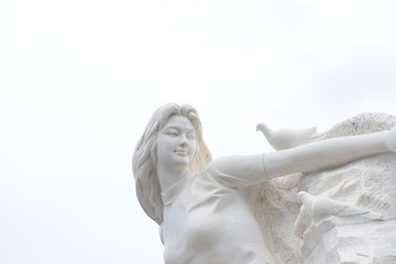 長崎平和公園、白い乙女の像の上半身