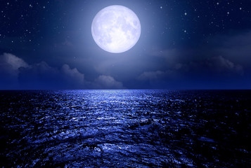 Naklejka premium Full moon over the sea