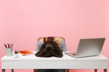 Türaufkleber Büro Junge frustrierte erschöpfte Frau legte ihren Kopf auf den Tisch, sitzt am weißen Schreibtisch mit zeitgenössischem PC-Laptop einzeln auf pastellrosa Hintergrund. Erfolgsgeschäftskarrierekonzept. Platz kopieren.
