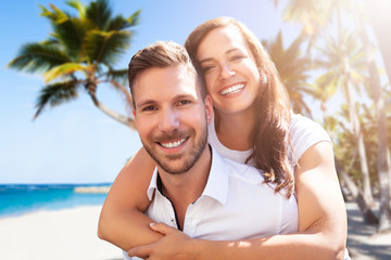 Obraz premium Happy Couple Having Fun At Beach