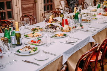 set a festive table