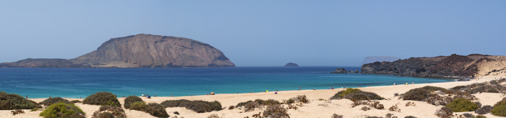 Isole Canarie: la spiaggia Playa de Las Conchas a nord di La Graciosa, l'isola principale...