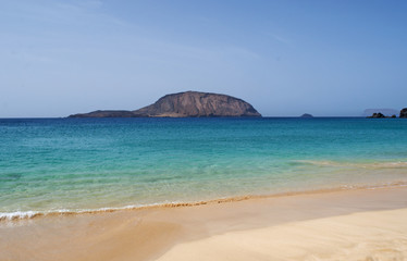 Fototapeta na wymiar Isole Canarie: la spiaggia Playa de Las Conchas a nord di La Graciosa, l'isola principale dell'arcipelago Chinijo a nord ovest di Lanzarote