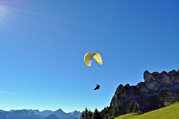 Gleitschirmfliegen in den Alpen, Rofangebirge, Achensee, Tirol