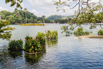 Fototapeta na wymiar Bogambara lake in Kandy, Sri Lanka