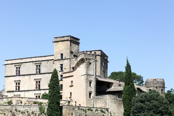 Fototapeta na wymiar View of the castle of Lourmarin in Provence, France