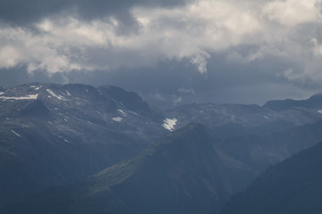 Fototapeta na wymiar Berg und Wolken in Alaska