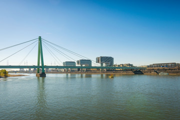 Köln mit Kranhäuser, Severinbrücke und Rhein