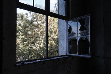 Zerschlagenes, altes Fenster an einem Lost Place