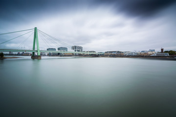 Fototapeta na wymiar Köln mit Severinsbrücke und Kranhäuser an einem Tag mit Regen