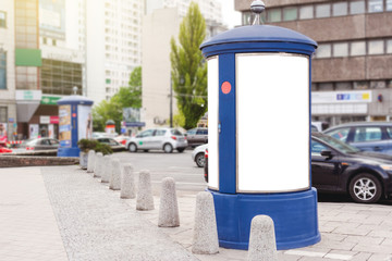 Photo blank white mockup poster of street advertising column stand on sidewalk