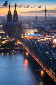 Kölner Dom mit Hohenzollernbrücke am Abend 