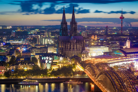 Kölner Dom mit Hohenzollernbrücke am Abend