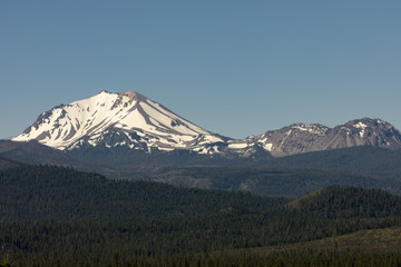 Fototapeta premium A view of the Lassen mountain with a valley of forests in front of it