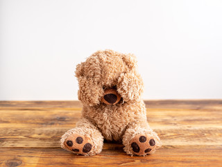 Kindesmissbrauch, Teddybär hält sich die Augen zu