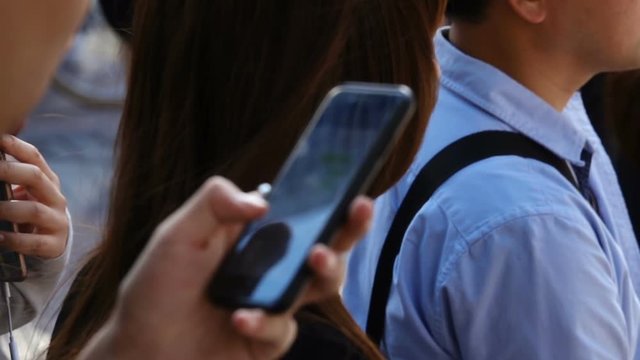 東京・クローズアップ・信号待ちでスマホを操作する人　スーパースローモーション　240fps