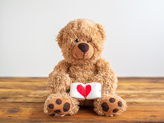 Kindesmissbrauch, Teddybär mit einem Herzen aus Marshmellows in seinen Händen