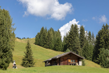 Holzhaus auf der Seiser Alm in Südtirol, Italien 