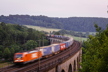 Zug auf altem Viadukt, Altenbeken, Deutschland