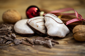 Lebkuchen mit weißer Glasur und weihnachtlicher Dekoration