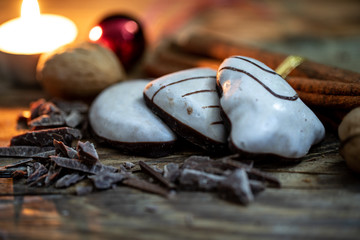 lebkuchen mit walnüssen und kerze
