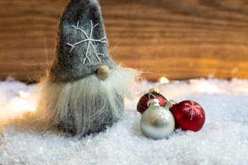 grauer Weihnachtsmann mit Christbaumschmuck