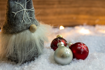 Weihnachtsmann im Schnee mit Christbaumkugeln