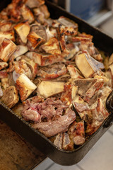 Fleischfond mit Knochen im Backofen