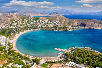 Gardinen Luftaufnahme des Strandes von Vouliagmeni an der südlichen Küste von Athen, Griechenland © moofushi